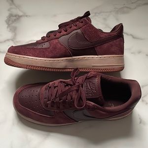 Nike Air Force 1’s Low Burgundy Crush (W) with Maroon Glitter